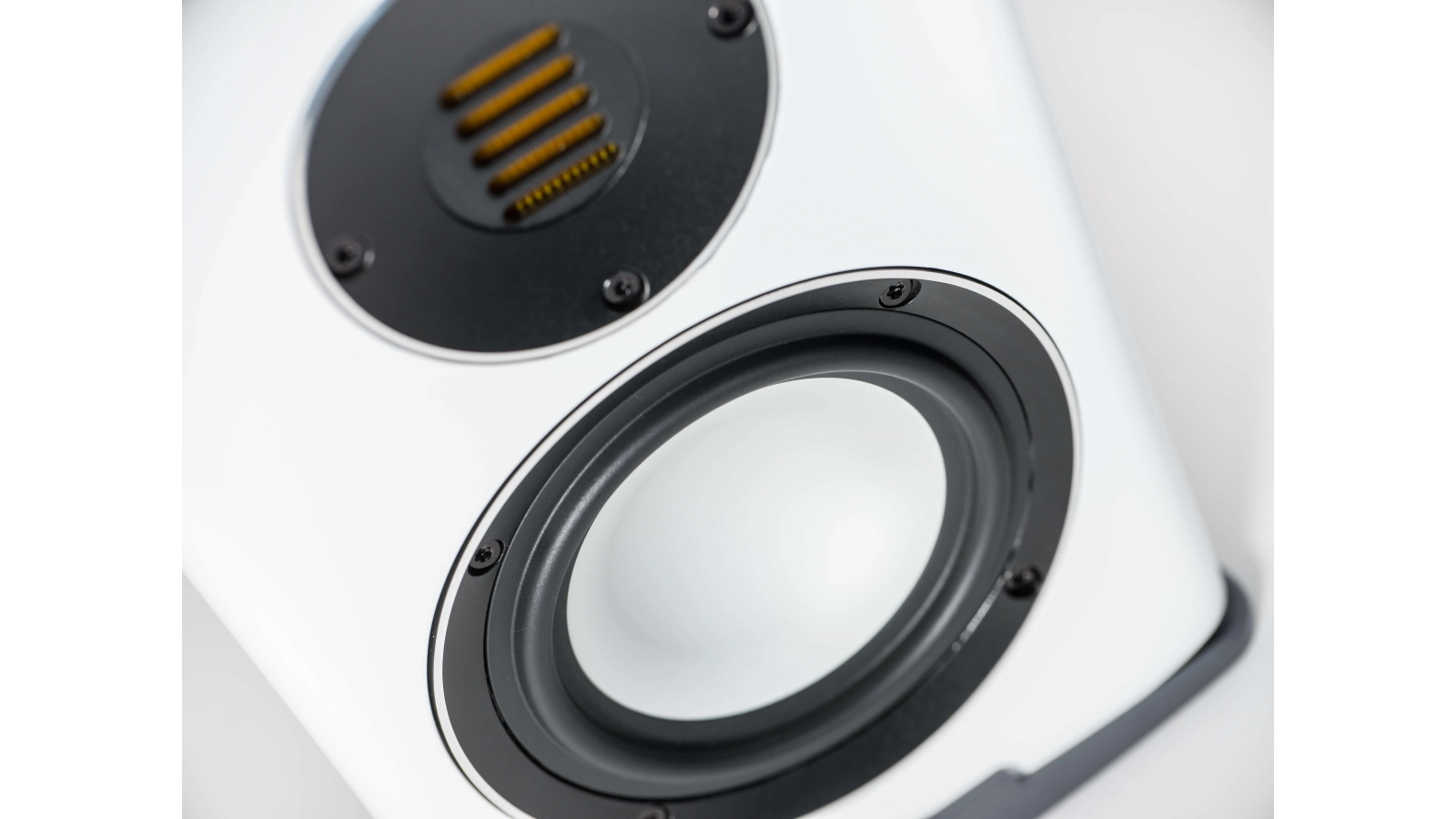 Elac 5.25" Carina Bookshelf Speakers - Satin White, Pair